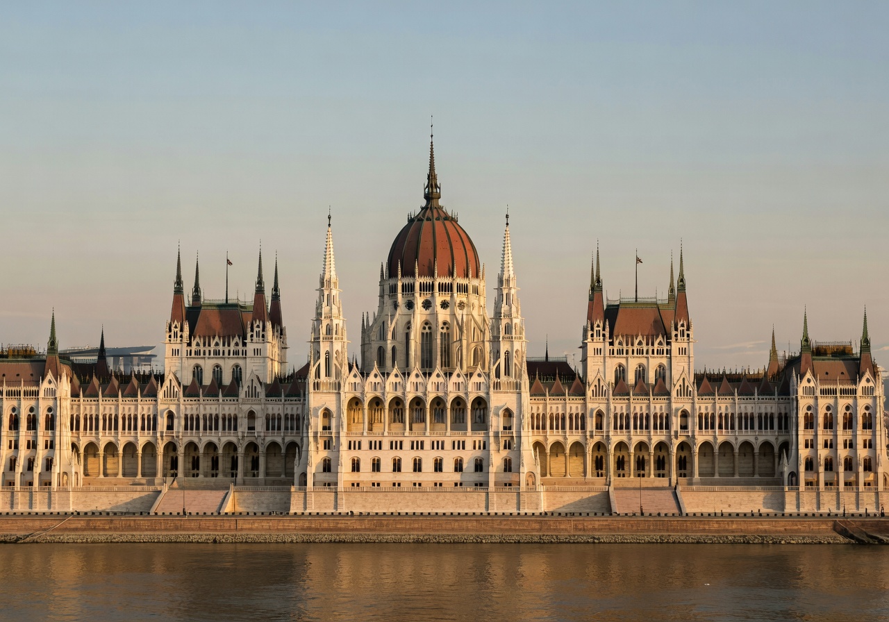 Nærbilde av det ungarske Parlamentet i Budapest med sine spir